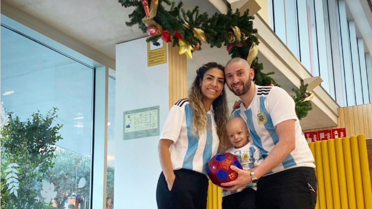 La familia Ragusa- Palma en la previa a la intervención quirúrgica realiza este miércoles en el hospital Sant Joan de Déu de Barcelona, donde llegó gracias a la campaña solidaria Todos por Beni, que ahora necesita más aportes que nunca.