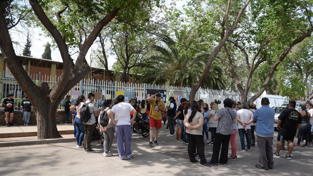 Cerca de 60 padres y madres de niños de la escuela Falcitelli fueron a reclamar a la puerta del establecimiento