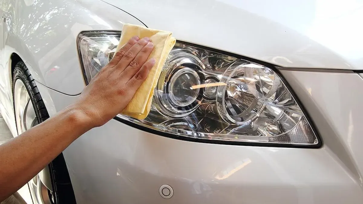 Cómo hacer que las ópticas del auto luzcan como nuevas en pocos pasos. Cómo hacer que las ópticas del auto luzcan como nuevas en pocos pasos.