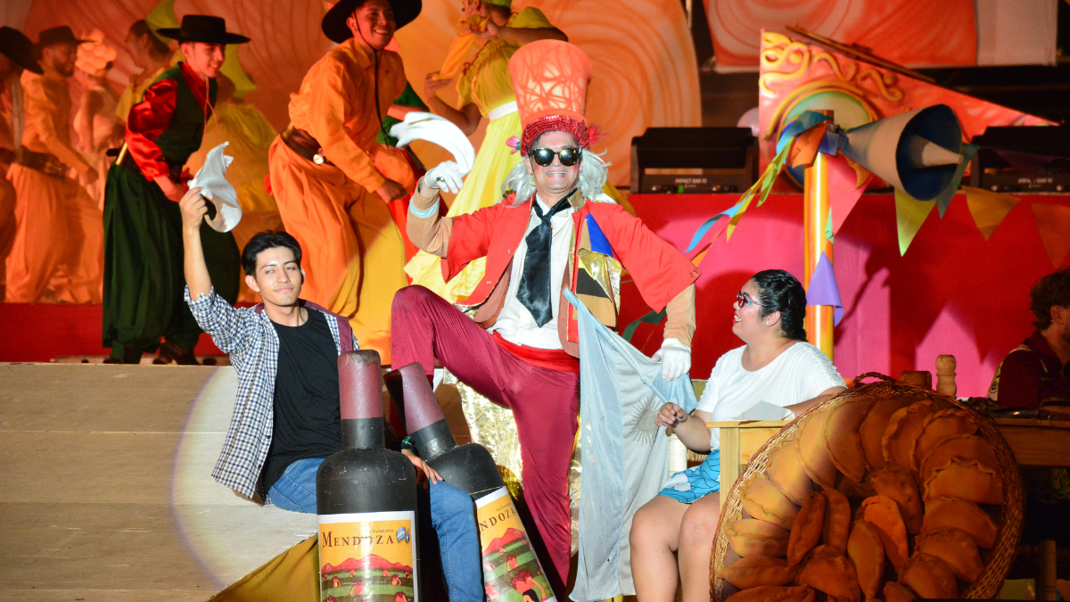 La fiesta transcurrió entre los aplausos de quienes se conmovieron, emocionaron e identificaron con cada escena con un importante aporte de artistas locales. La fiesta transcurrió entre los aplausos de quienes se conmovieron, emocionaron e identificaron con cada escena con un importante aporte de artistas locales.