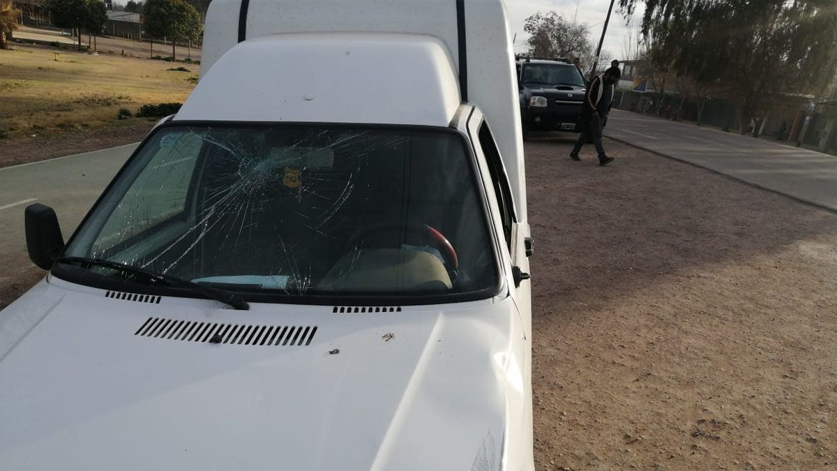 Así quedó el parabrisas de una camioneta que fue a buscar trabajadores.
