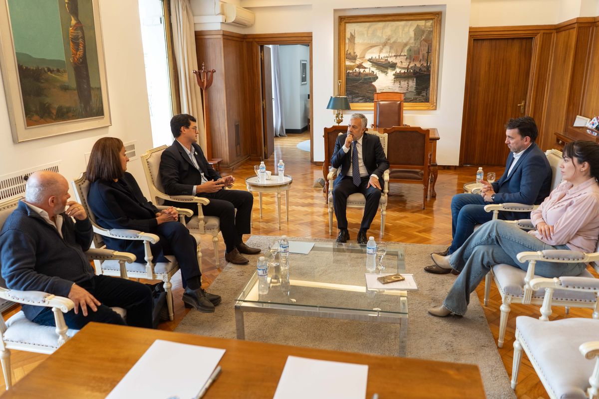 El gobernador Alfredo Cornejo; el ministro de Educación, Tadeo García Zalazar; el ex director de la DGE, Jaime Correas, e integrantes de Argentinos por la Alfabetización. El gobernador Alfredo Cornejo; el ministro de Educación, Tadeo García Zalazar; el ex director de la DGE, Jaime Correas, e integrantes de Argentinos por la Alfabetización.