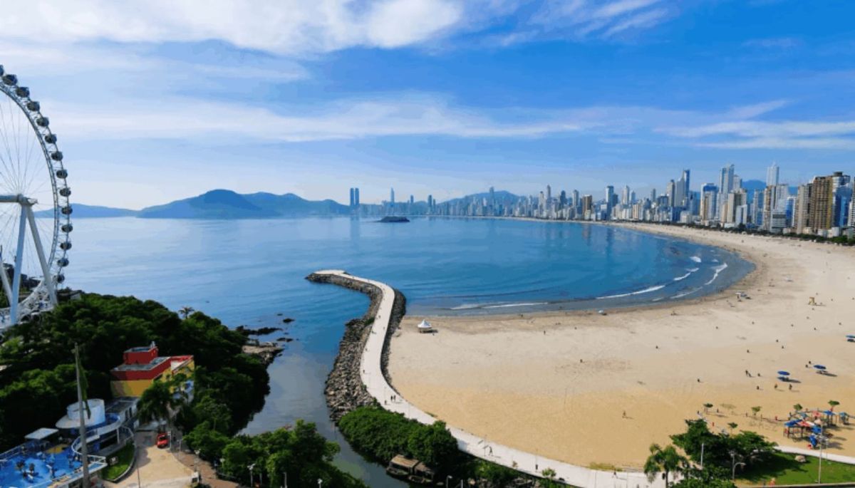 Capão da Canoa queda en el litoral de Brasil. Capão da Canoa queda en el litoral de Brasil.