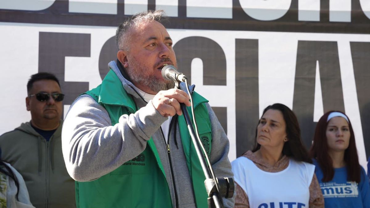 ATE, el gremio que conduce Roberto Macho, todavía no acuerda con el gobierno de Alfredo Cornejo. ATE, el gremio que conduce Roberto Macho, todavía no acuerda con el gobierno de Alfredo Cornejo.