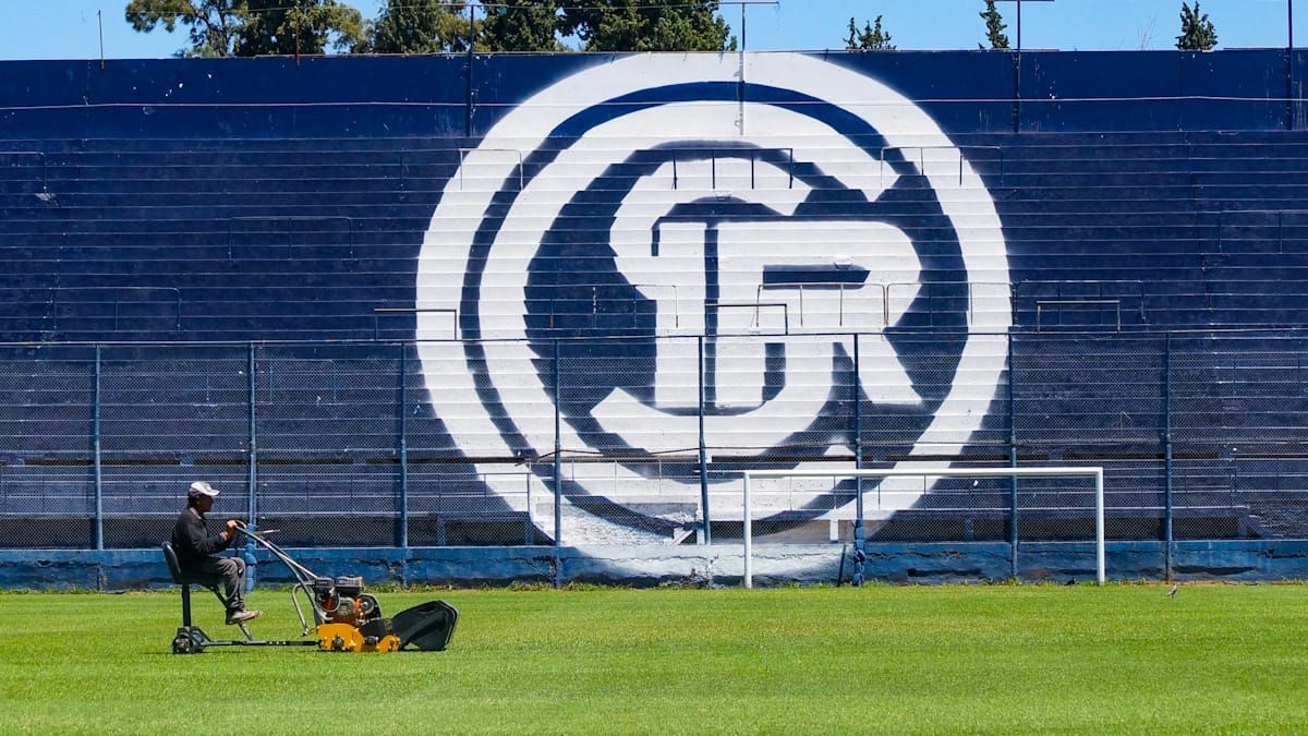 El campo de juego del Bautista Gargantini está impecable para el debut de Independiente Rivadavia ante Independiente de Avellaneda, este viernes desde las 21.15. En la foto, la popular Sur donde va el grueso de la hinchada de la Lepra.