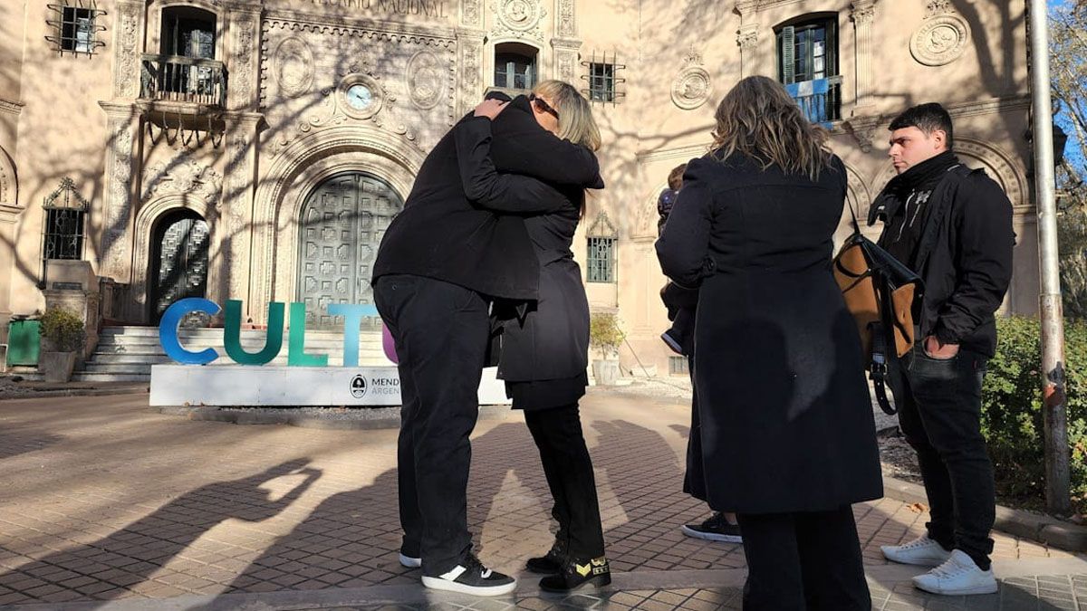 Familiares y amigos se acercaron a primera hora al Ministerio de Cultura para despedir a Marciano Cantero.