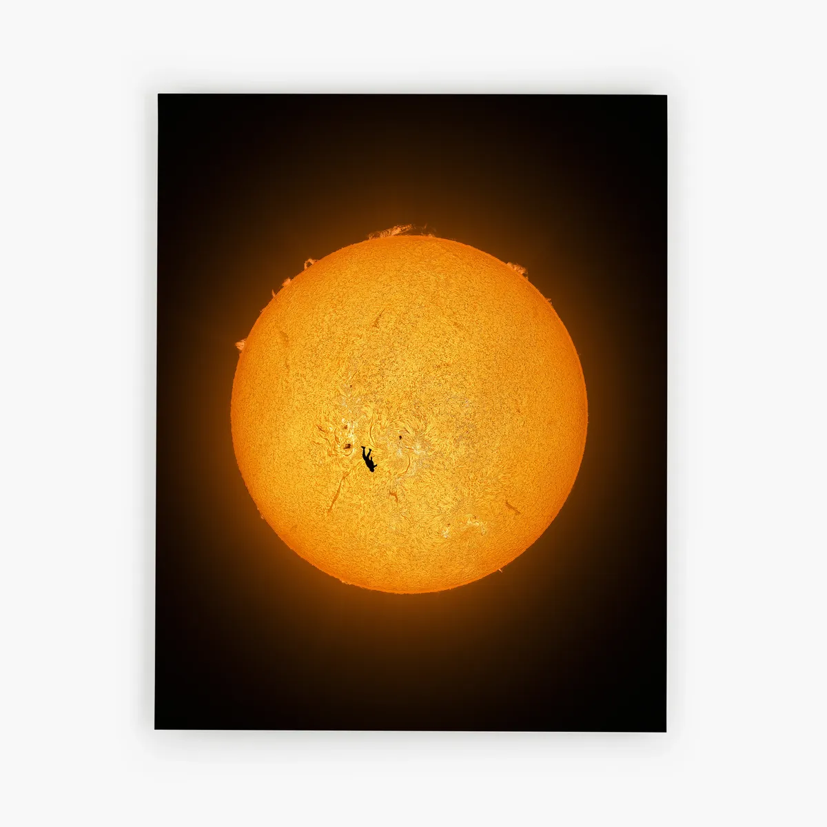 Increíble y real: la foto de un paracaidista pasando frente a la superficie del Sol