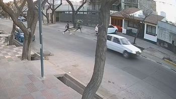 Dos delincuentes le robaron el auto a un hombre de 81 años en la Sexta Sección y quedaron filmados