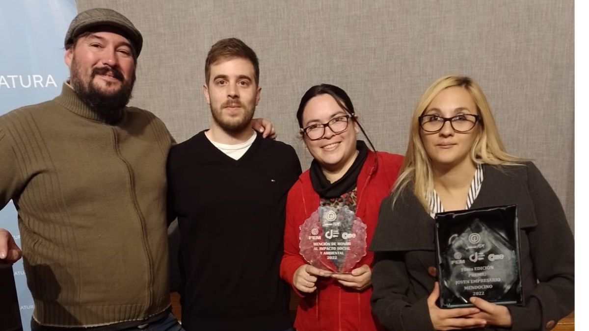 Romina Canales (primera de derecha a izquierda) y sus compañeros del equipo de BioEutectics, quienes son los fundadores del proyecto que se convirtió en una startup