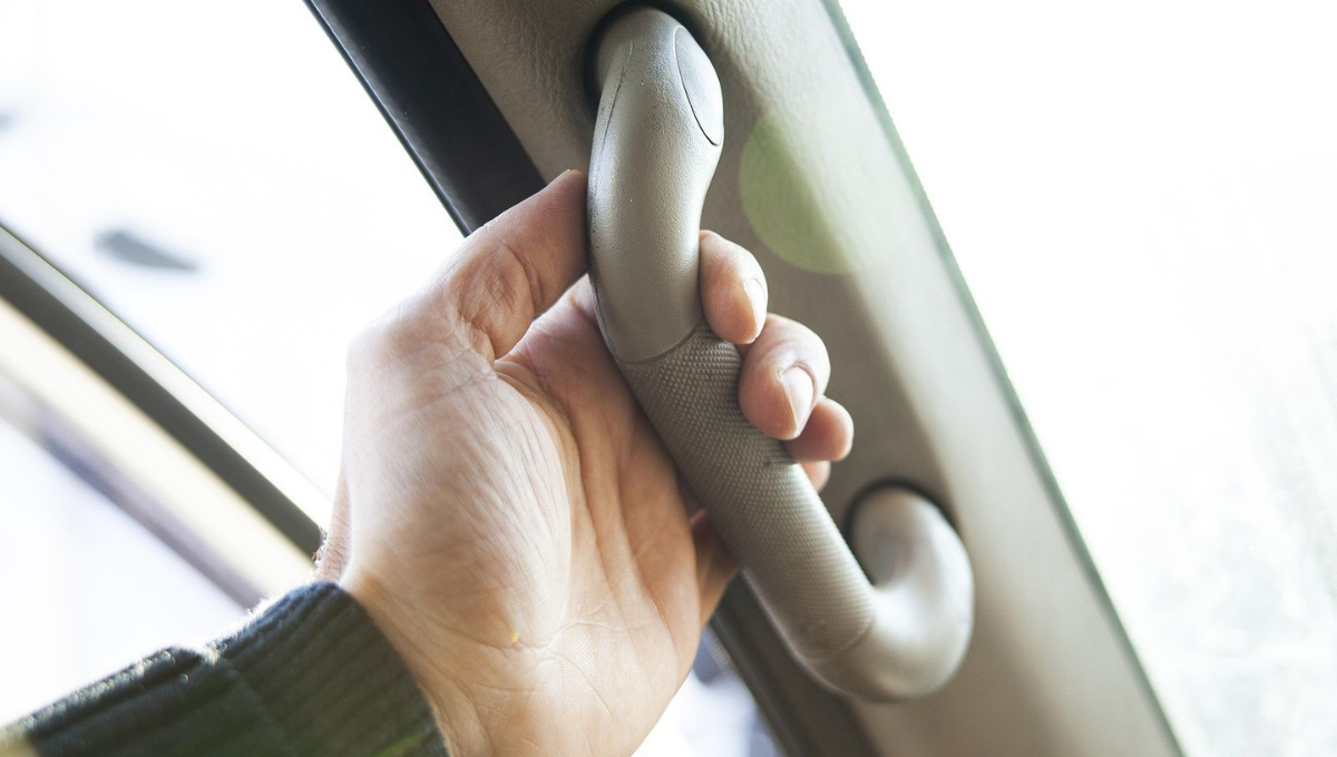 Viral: así se utilizan correctamente las agarraderas del auto