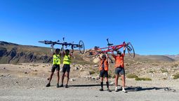Walter Alvarez y Silvina Castro, ambos con sus guías videntes. Les quedan cuatro días para finalizar la travesía.