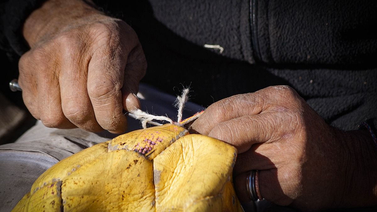 Más que artesanía, coser los gajos de un balón de fútbol es todo un arte, y este mendocino destacado lo hace de la mejor manera. Más que artesanía, coser los gajos de un balón de fútbol es todo un arte, y este mendocino destacado lo hace de la mejor manera.