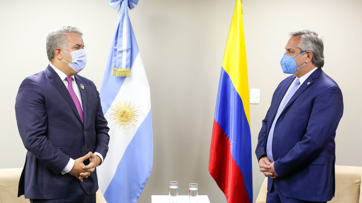 Reunión de mandatarios. Iván Duque, presidente de Colombia, y Alberto Fernández, se reunieron horas previas al acto de toma de mando del gobierno de Bolivia por parte de Luis Arce,