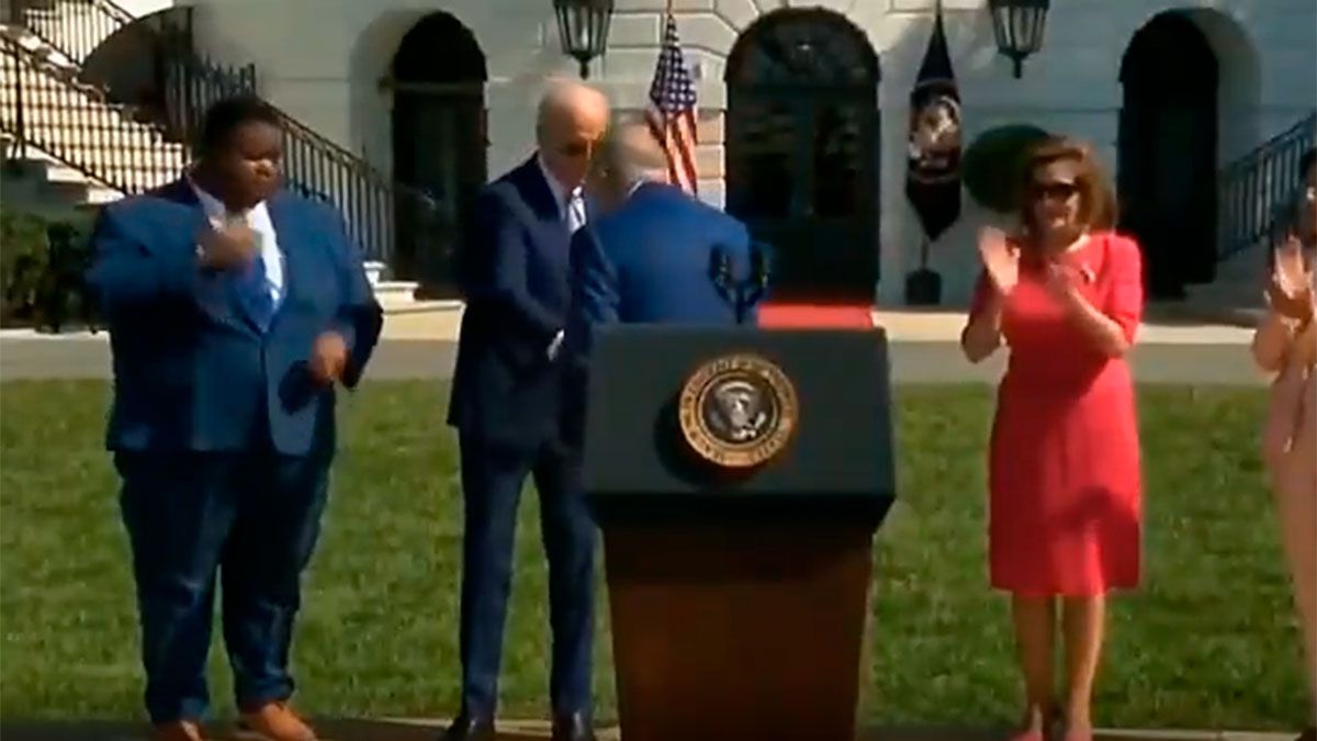 El momento exacto en el que Joe Biden, presidente de Estados Unidos, saluda al legislador Chuck Schumer.