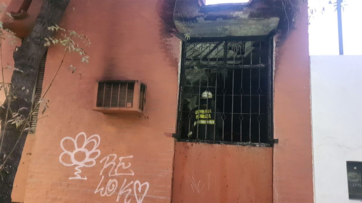 Bomberos del Cuartel Central controlaron las llamas de la casa de la esquina Salta y Corrientes, de Capital.