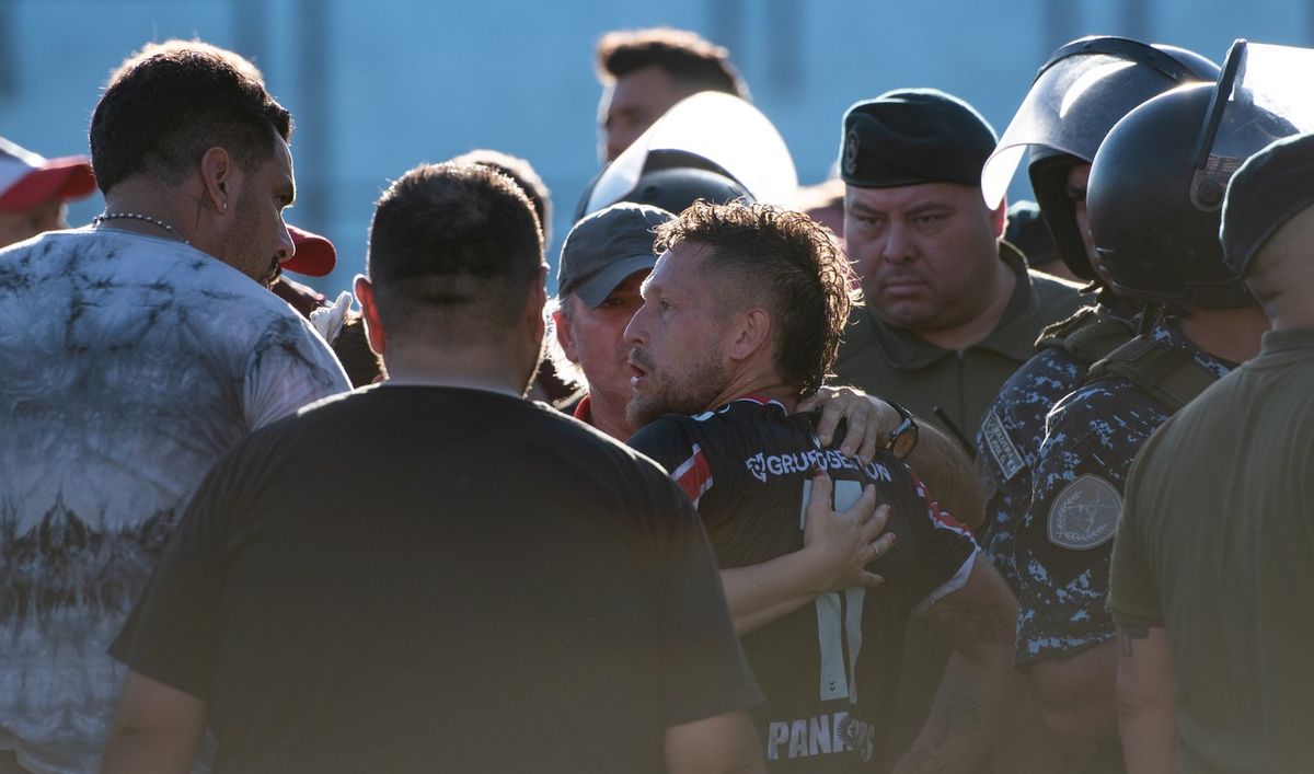 Tras la agresión a Brandán, Tigre y Chacarita seguirán jugando a puertas cerradas por la Copa Argentina Tras la agresión a Brandán, Tigre y Chacarita seguirán jugando a puertas cerradas por la Copa Argentina
