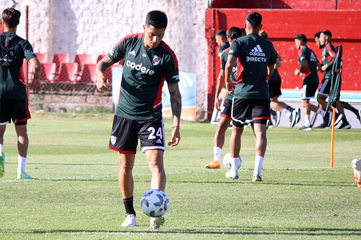 Enzo Pérez fue la gran atracción de la práctica en el estadio de calle Vergara Enzo Pérez fue la gran atracción de la práctica en el estadio de calle Vergara