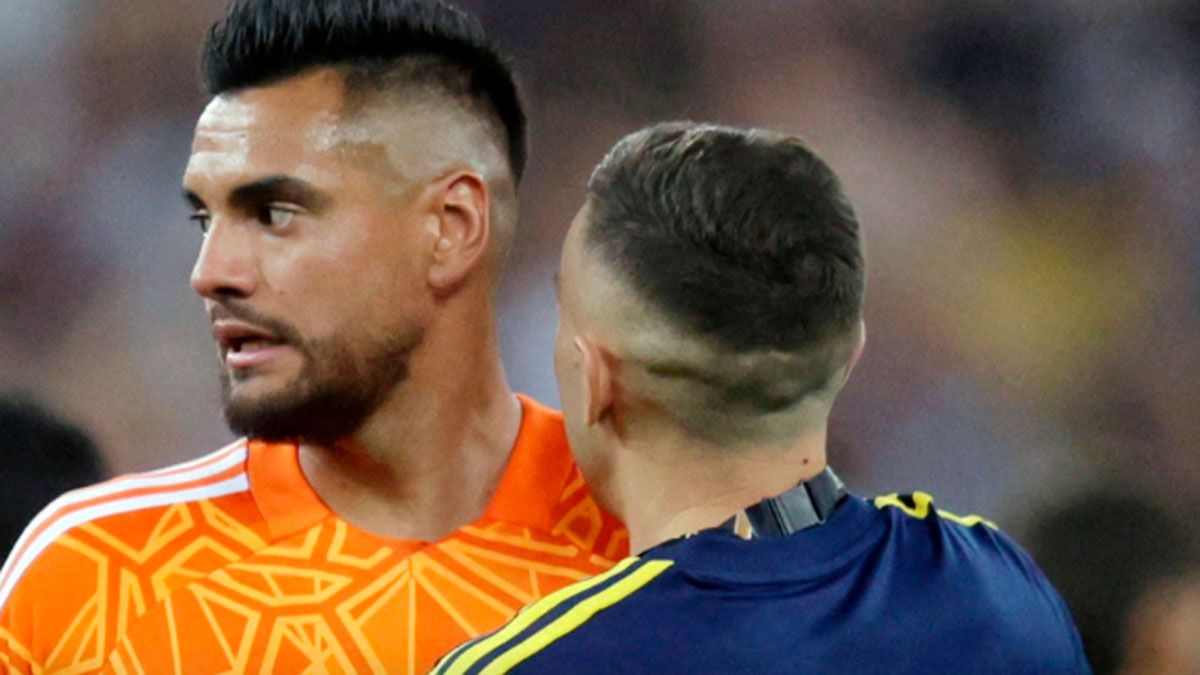 Chiquito Romero y Benedetto, muy tristes tras la derrota de Boca en la final