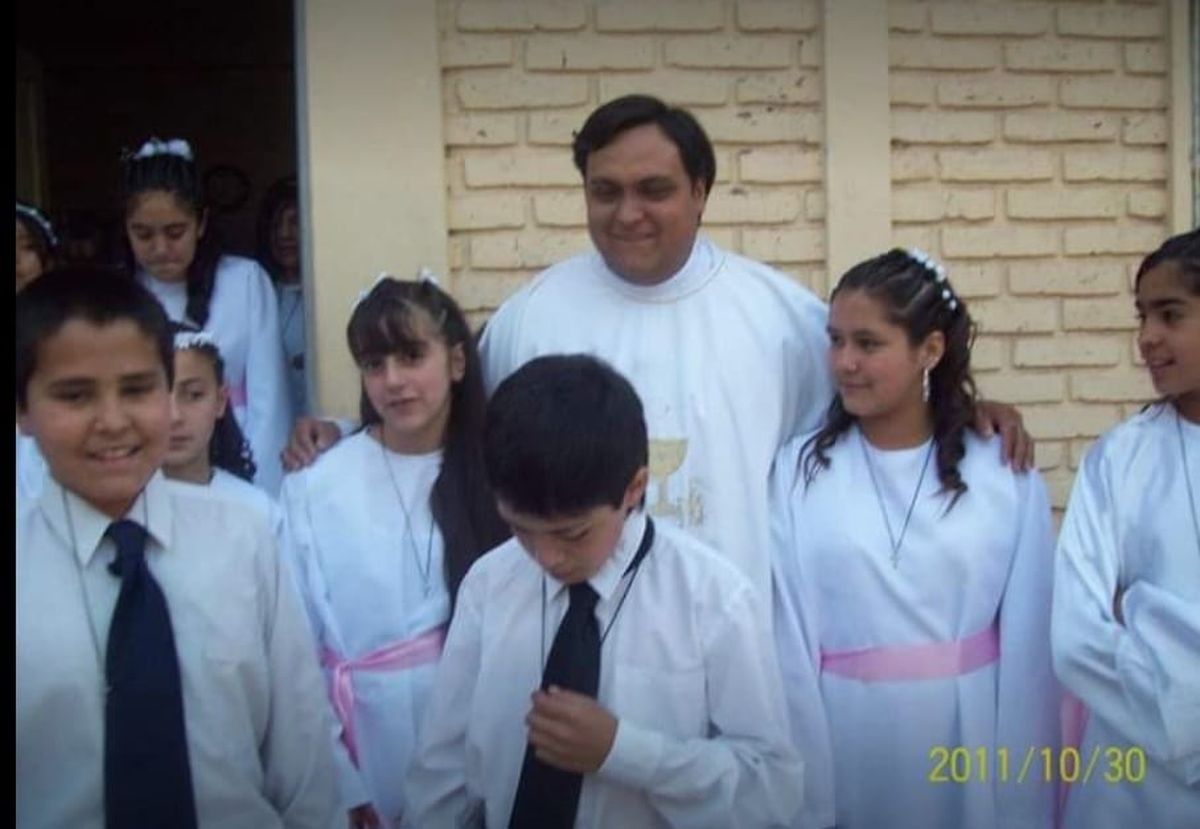 Gerardo Bustamante durante una primera comunión, cuando era sacerdote católico romano. En la parroquia de San Roque, Maipú. Gerardo Bustamante durante una primera comunión, cuando era sacerdote católico romano. En la parroquia de San Roque, Maipú.