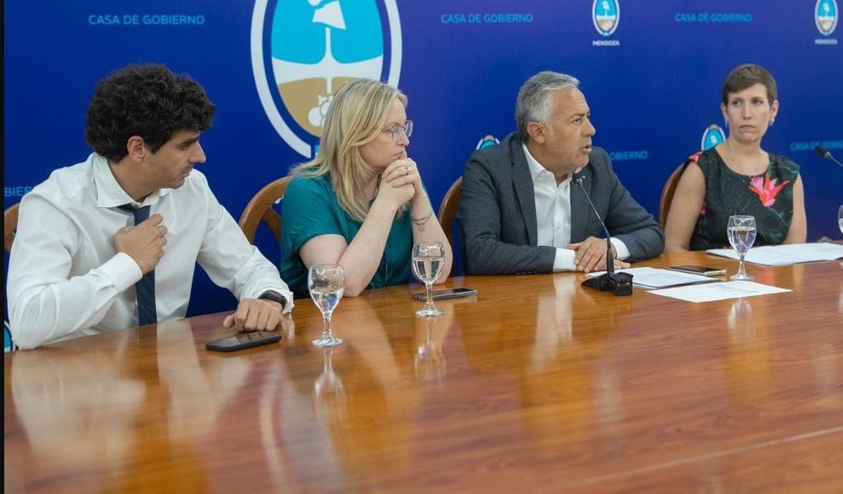 Natalio Mema, Hebe Casado, Alfredo Cornejo y Jimena Latorre en el lanzamiento del GEI.
