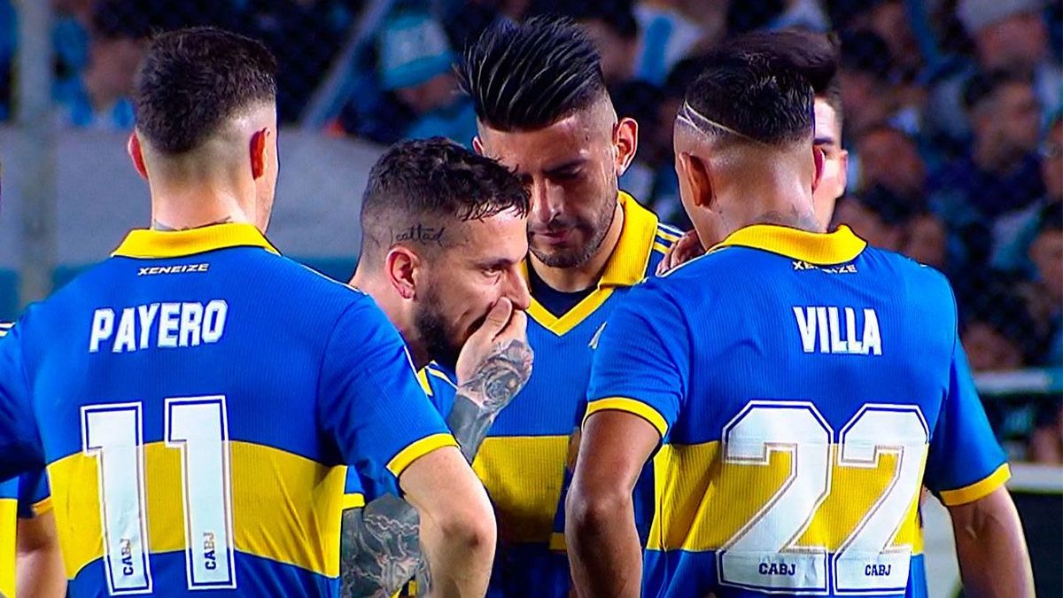 Darío Benedetto da indicaciones a sus compañeros de Boca y Carlos Zambrano escucha atentamente.