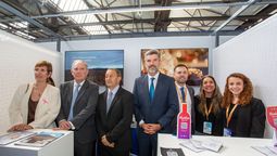 El intendente de la Ciudad de Mendoza, Ulpiano Suarez, junto a autoridades provinciales en La Nave Cultural.