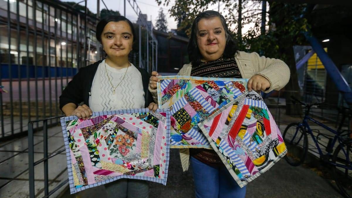 Rosario y Mirta. Viven en Las Heras y ambas van todos los días al centro. La hija estudia, la madre espera. Rosario y Mirta. Viven en Las Heras y ambas van todos los días al centro. La hija estudia, la madre espera.