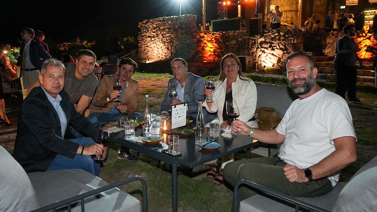 La mesa de empresarios gastronómicos y hoteleros estuvo integrada por Esteban Farah (Liniers Fuegos), Mercedes Gabrielli (Hotel Mendoza), Edmundo Day (presidente de AEHGA), Matías Cardoso (Butte), Mauricio Berlín (Posada El Encuentro) y Andrés Civit (Beerlin y Napo). La mesa de empresarios gastronómicos y hoteleros estuvo integrada por Esteban Farah (Liniers Fuegos), Mercedes Gabrielli (Hotel Mendoza), Edmundo Day (presidente de AEHGA), Matías Cardoso (Butte), Mauricio Berlín (Posada El Encuentro) y Andrés Civit (Beerlin y Napo).
