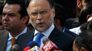 El ministro de Interior pakistaní fue baleado en un acto político