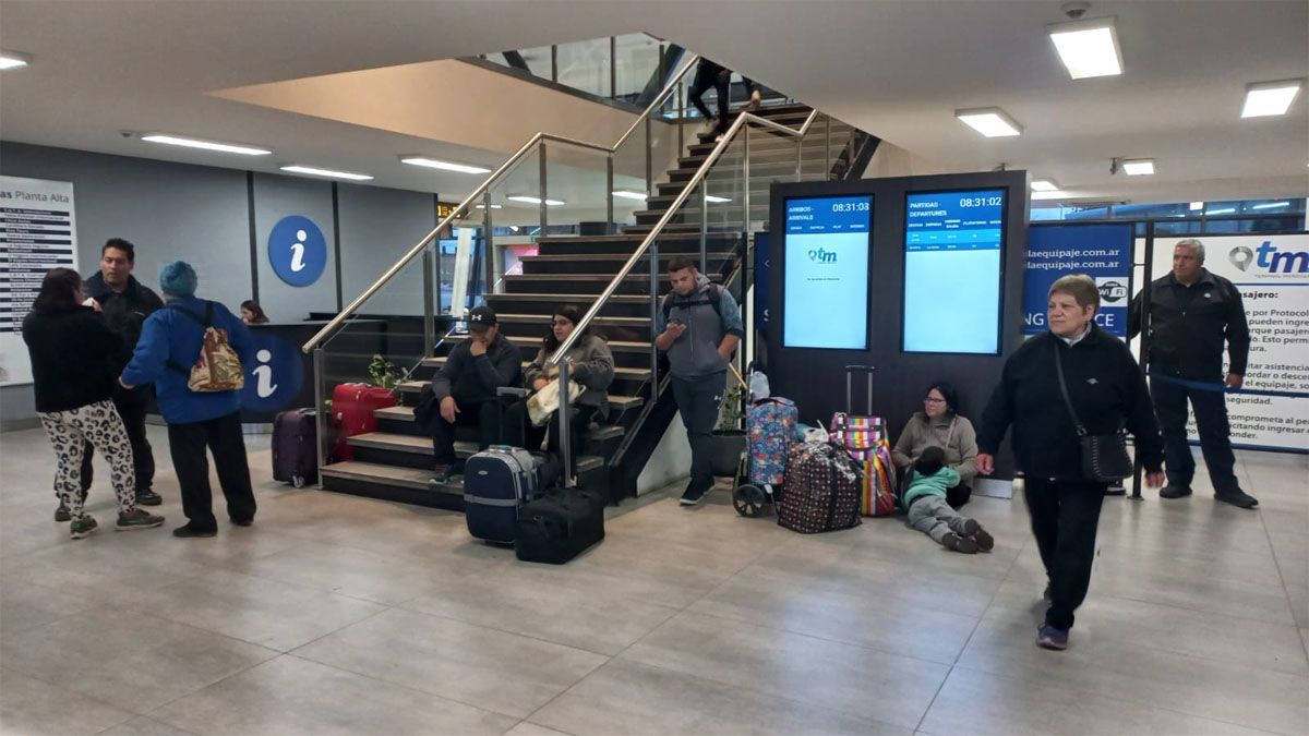 Varios chilenos tenían pasajes para regresar a su país en la mañana de este lunes, pero no pudieron viajar.