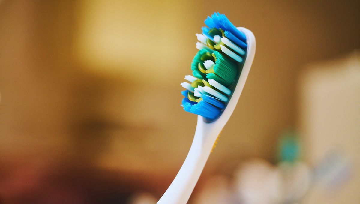 Cuál es la función oculta de los diferentes colores en las cerdas del cepillo de dientes