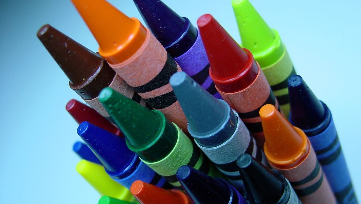 La mayoría de los crayones o lápices de cera están hechos con parafina. La mayoría de los crayones o lápices de cera están hechos con parafina. 
