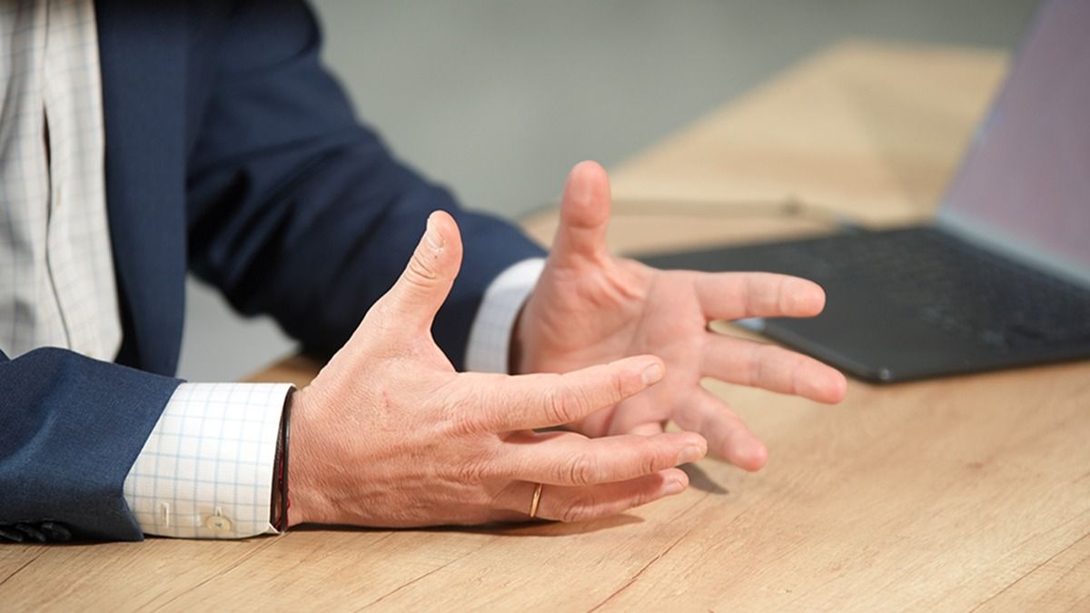 Las manos de Andrés Ostropolsky van de un lugar a otro del plano, mientras habla tanto de su vida profesional como diplomática. Las manos de Andrés Ostropolsky van de un lugar a otro del plano, mientras habla tanto de su vida profesional como diplomática.