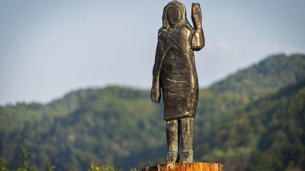 La nueva estatua de Melania Trump fue inaugurada en la ciudad donde pasó su infancia la esposa del prisidente de EE.UU.