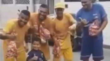 La bonita historia del niño que le entregó regalos a los recolectores de basura