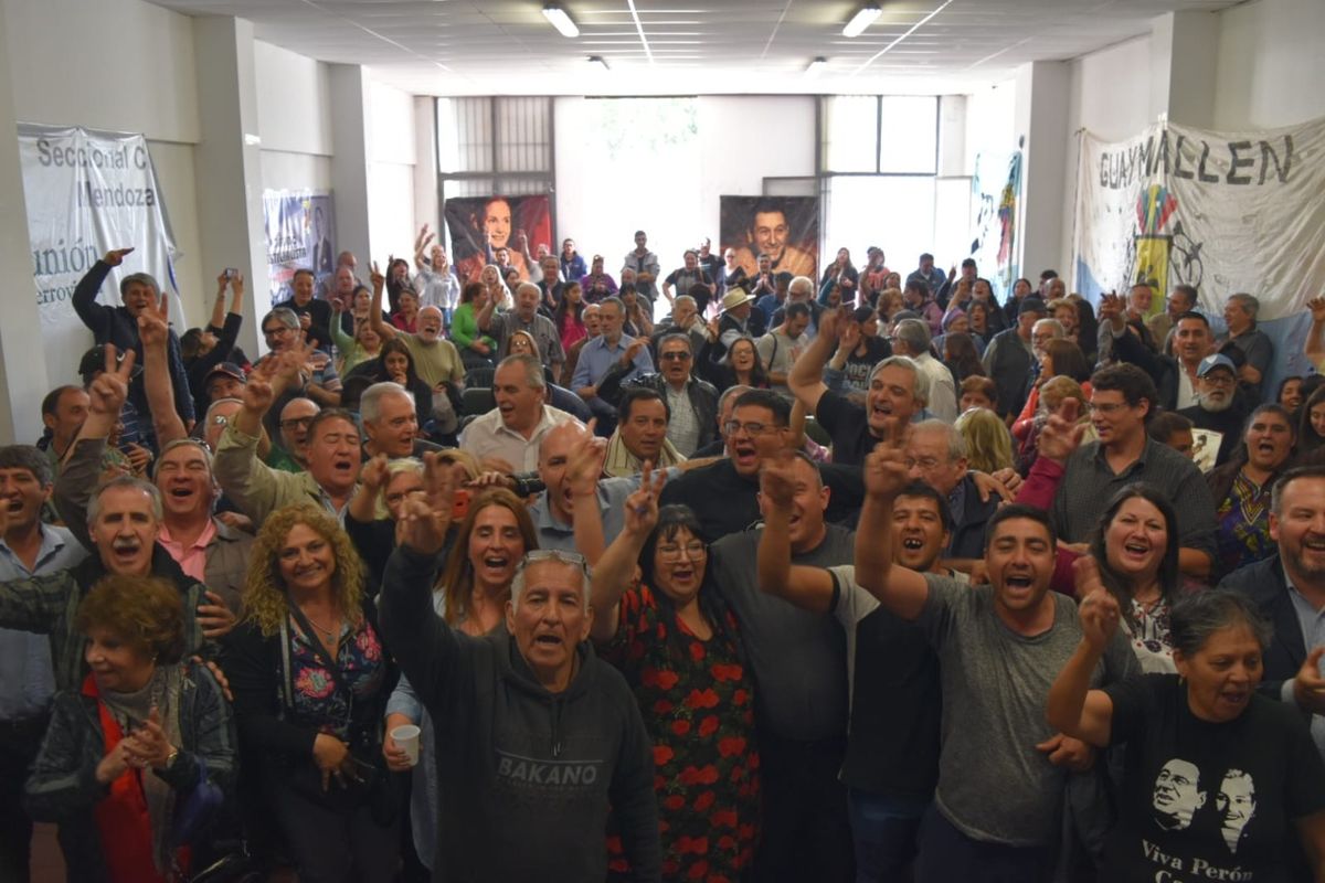 Un momento de euforia en la reunión peronista de este fin de semana.