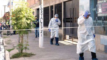 Brutal femicidio: mató a su pareja de 15 cuchilladas delante de su pequeño nieto