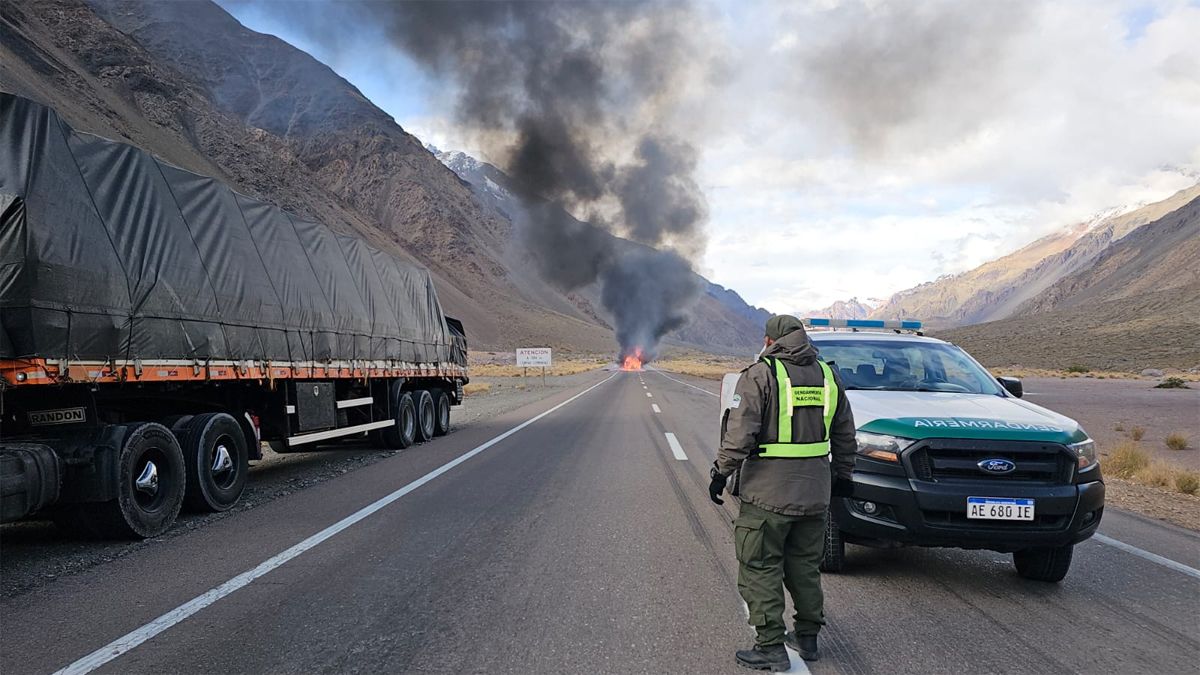 En Uspallata y Guardia Vieja cortaron el tránsito por el incendio de un camión en Polvaredas.