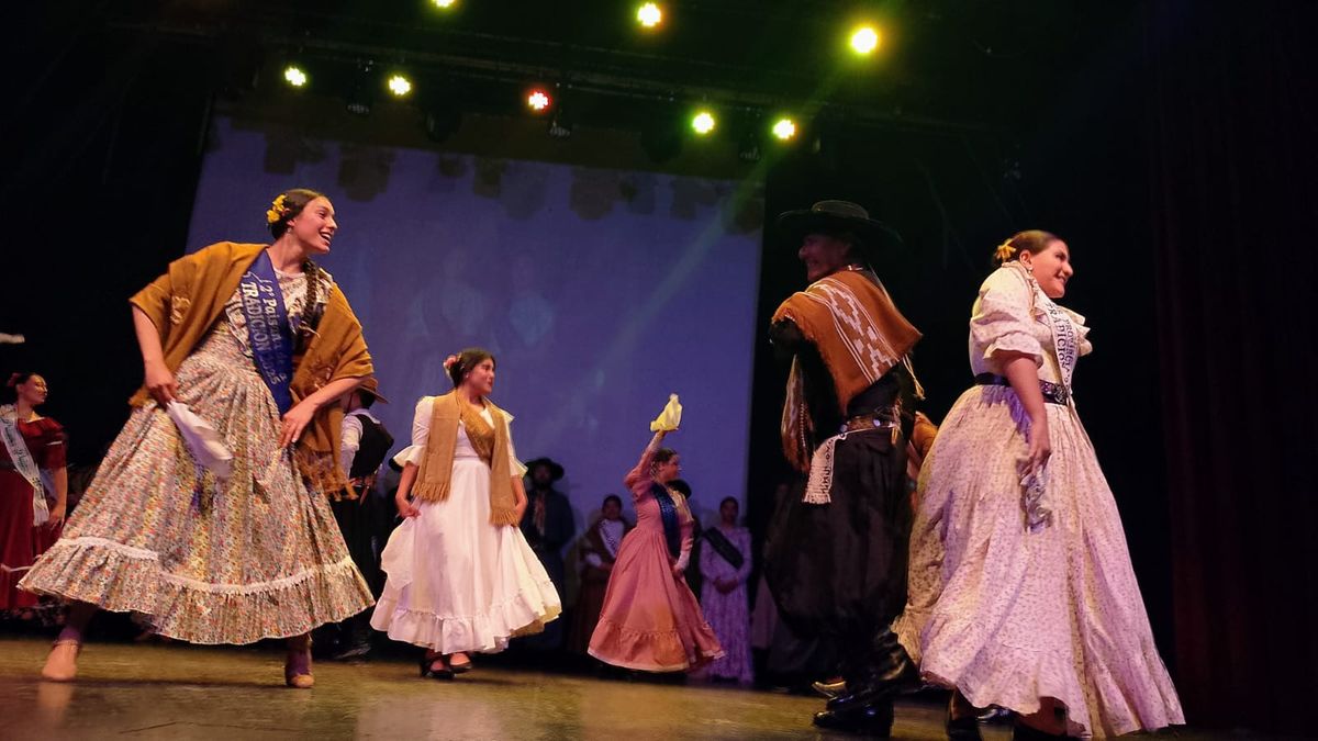 Ballets y compañías de danzas folclóricas de diferentes partes de Mendoza actuaron en la Flor de la Tradición. Ballets y compañías de danzas folclóricas de diferentes partes de Mendoza actuaron en la Flor de la Tradición.