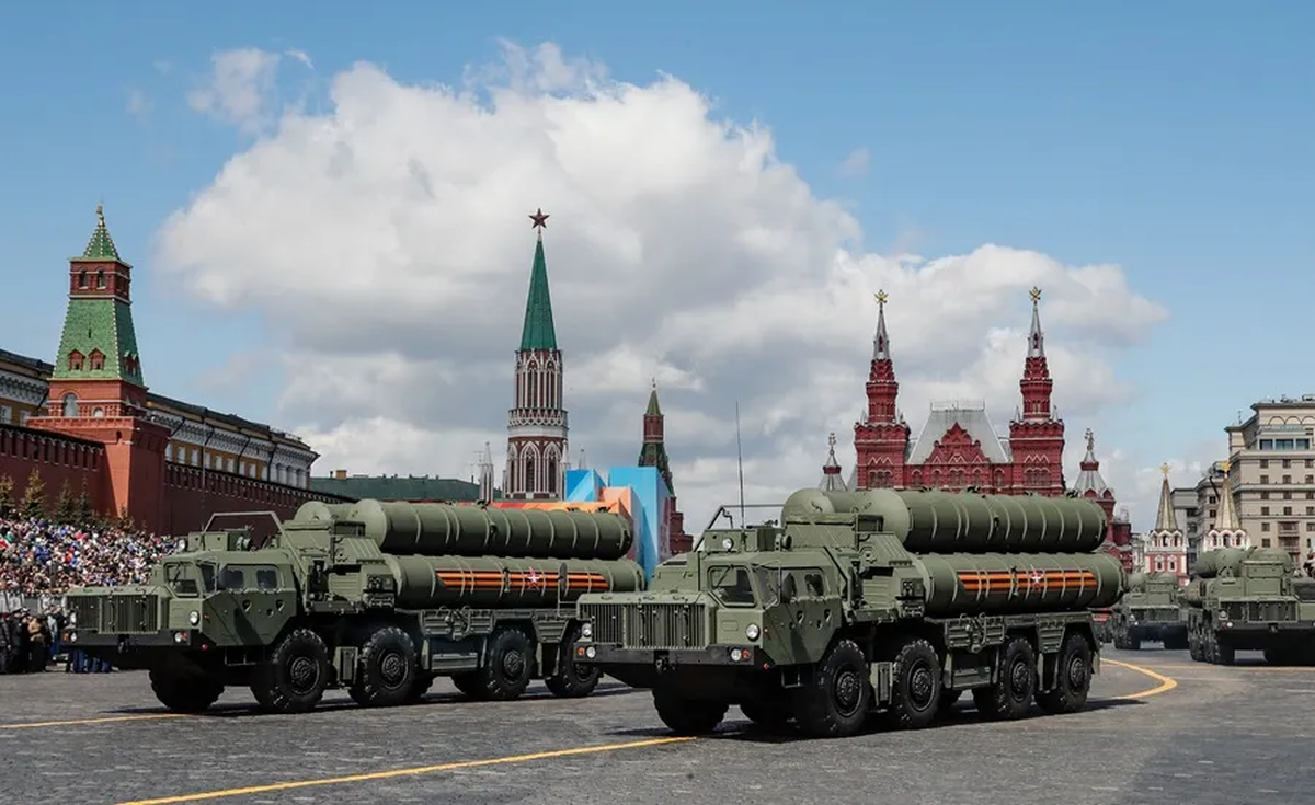 Misiles rusos S-300 en un ensayo del desfile militar del día de la Victoria en la Plaza Roja de Moscú, Rusia. Crédito: EFE/EPA/Yuri Kochetkov. Misiles rusos S-300 en un ensayo del desfile militar del día de la Victoria en la Plaza Roja de Moscú, Rusia. Crédito: EFE/EPA/Yuri Kochetkov.