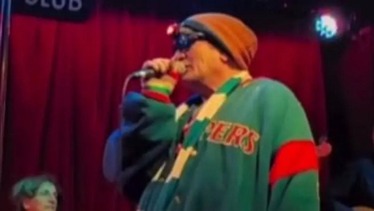 Pity en acción. El exlíder de Viejas Locas apareció por sorpresa en un bar de Palermo y cantó un tema de Charly García. Pity en acción. El exlíder de Viejas Locas apareció por sorpresa en un bar de Palermo y cantó un tema de Charly García.