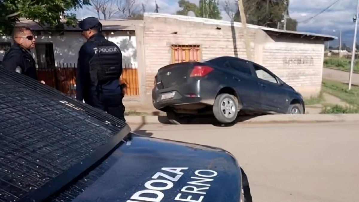 Así quedó el auto que conducía el adolescente de 15 años tras la persecución. 