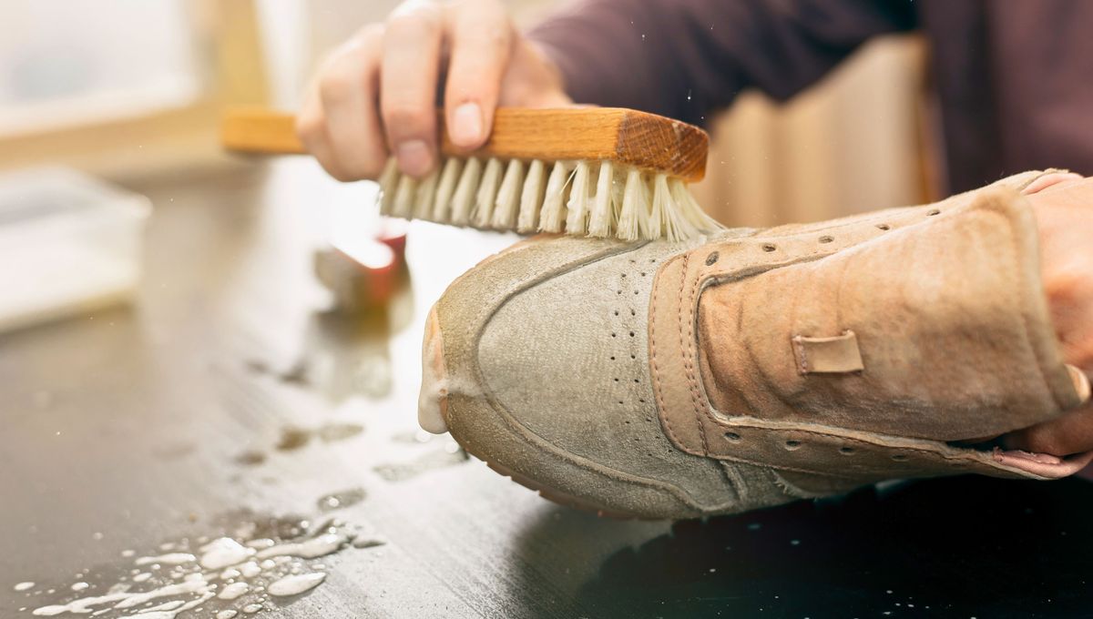 Es un truco perfecto para limpiar la suela blanca de las zapatillas. Es un truco perfecto para limpiar la suela blanca de las zapatillas.