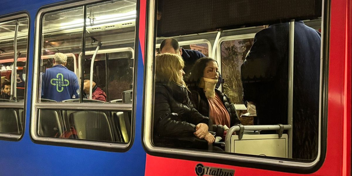 Las víctimas del accidente en pleno centro fueron asistidos por médicos del Servicio de Emergencias Coordinado. Las víctimas del accidente en pleno centro fueron asistidos por médicos del Servicio de Emergencias Coordinado.