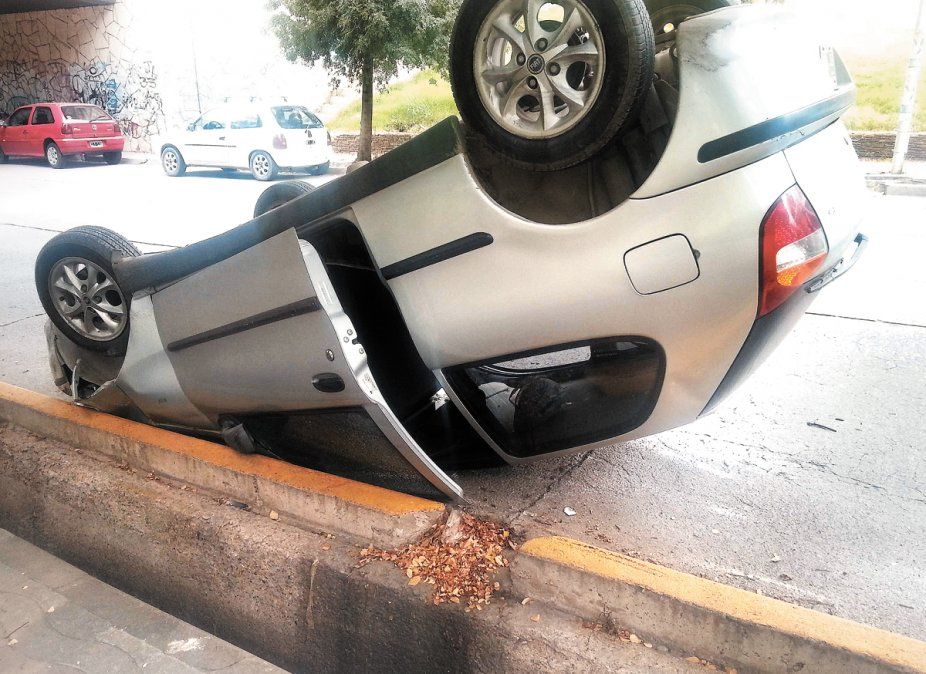 Una mujer resultó lesionada en un espectacular vuelco en el Parque Cívico