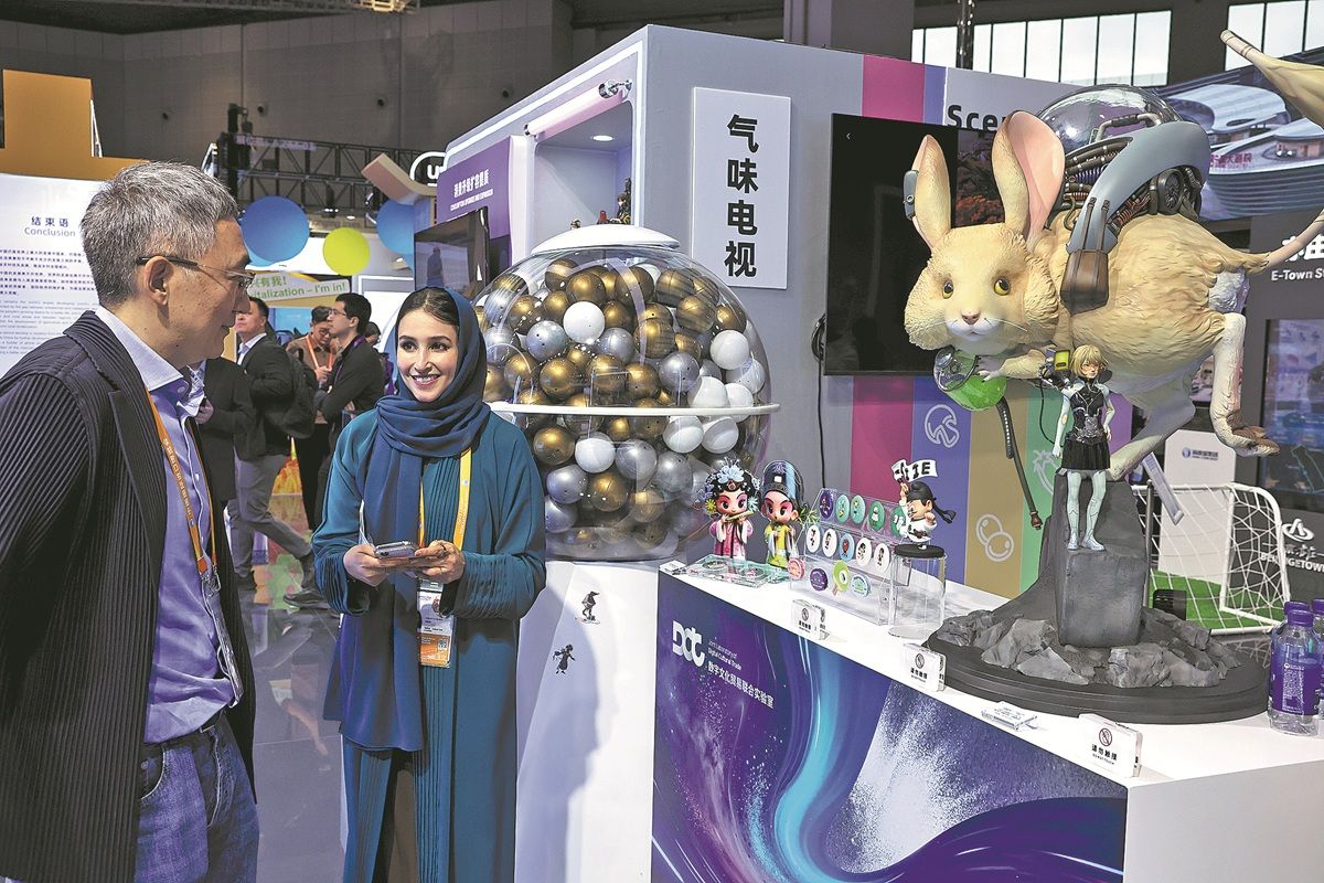 Visitantes extranjeros recorren el Pabellón de China de la VIII Exposición Internacional de Importaciones de China en Shanghai. WANG JING / CHINA DAILY.