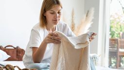 Elimina las pelotitas de tu ropa con estos trucos caseros y dejala como nueva