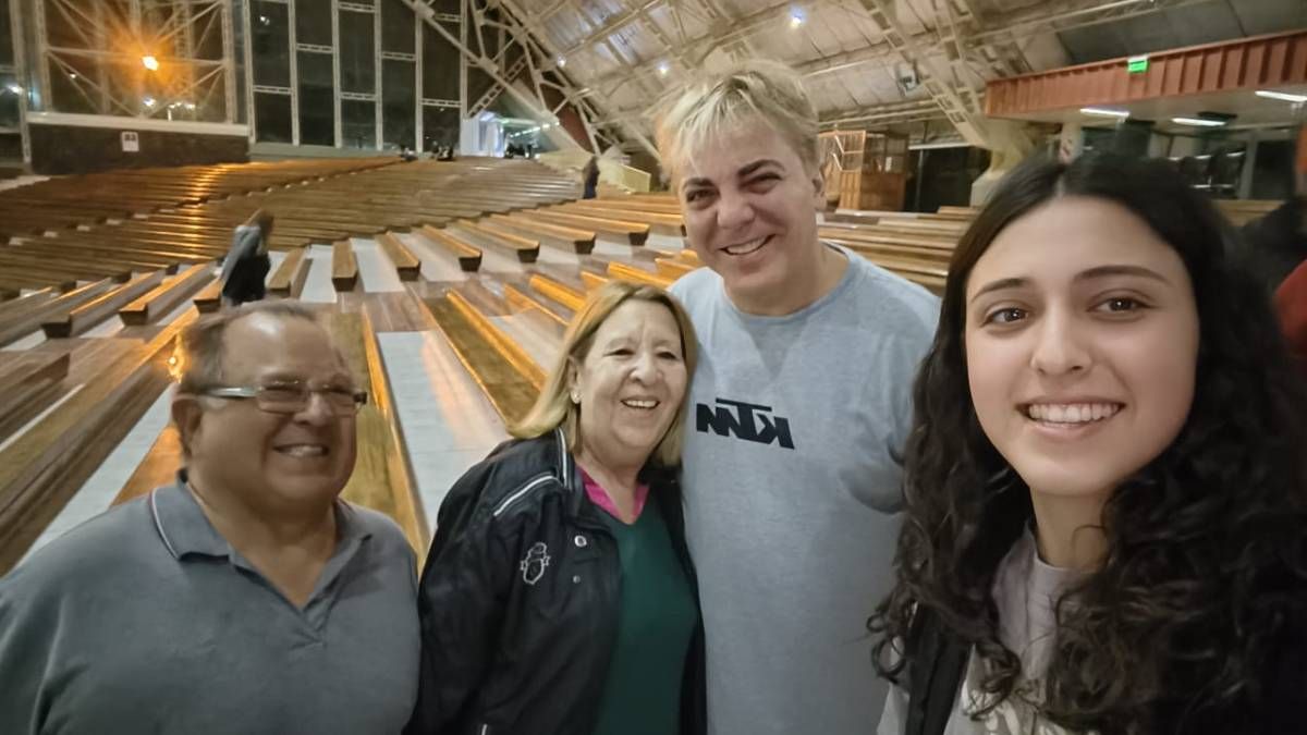 Como en la procesión de Lourdes, Cristian Castro caminó por el parque San Martín y participó de la misa en El Challao