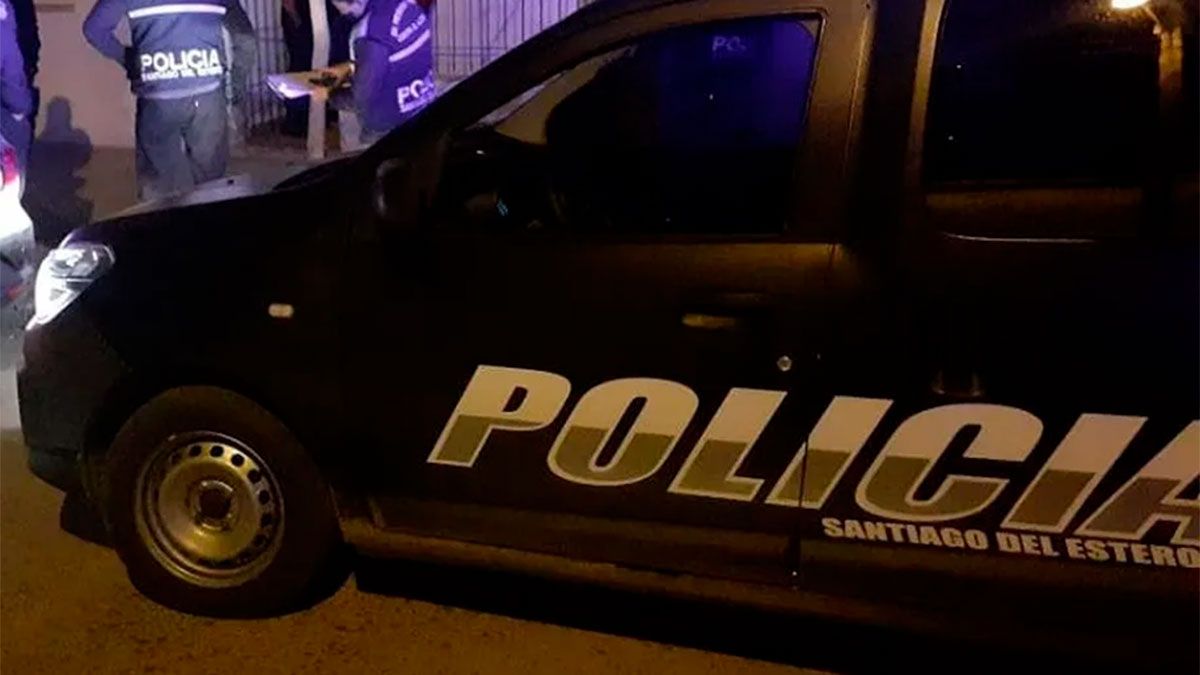 El menor agarró una botella que contenía alcohol etílico y lo derramó en el piso, entre el comedor y el baño con la intención de iniciar un incendio.