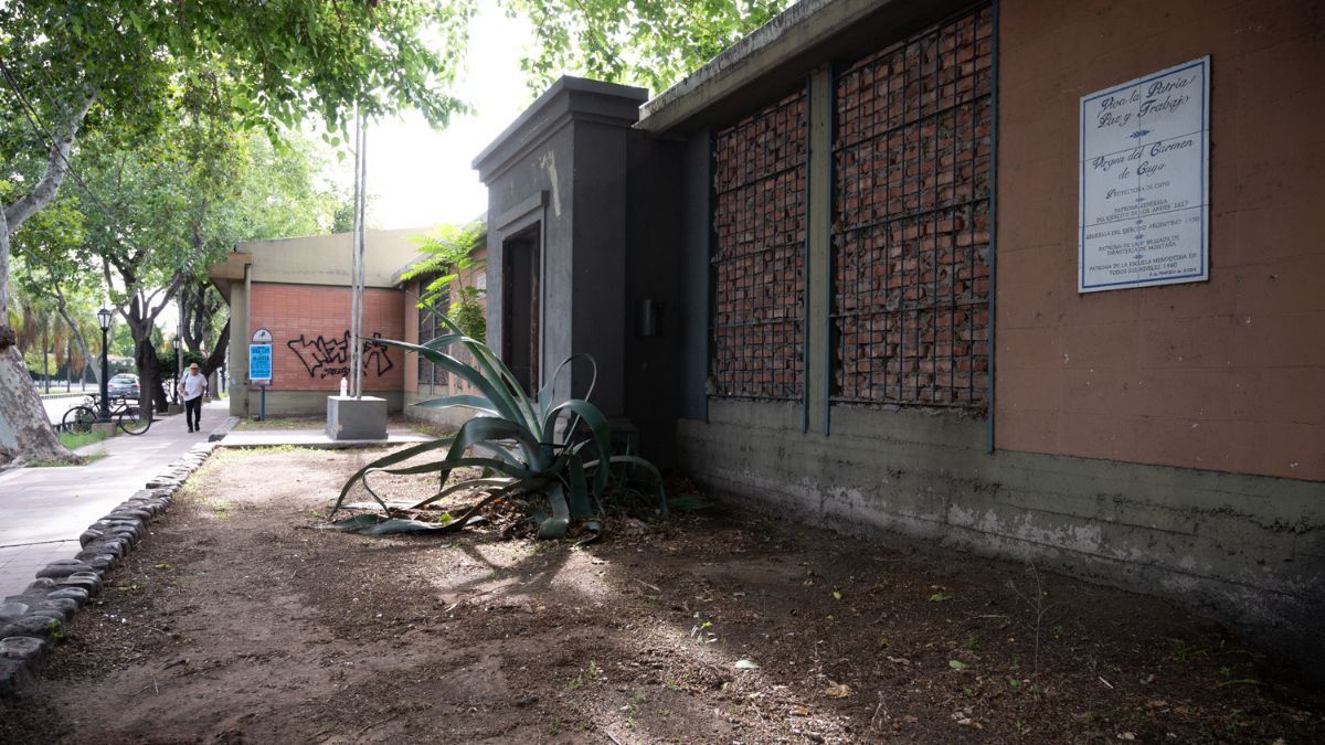Según los especialistas, son pocas las ruinas de la Iglesia Matriz que podrían haber quedado debajo del edificio donde funcionaba el San Vicente de Paul. Según los especialistas, son pocas las ruinas de la Iglesia Matriz que podrían haber quedado debajo del edificio donde funcionaba el San Vicente de Paul.